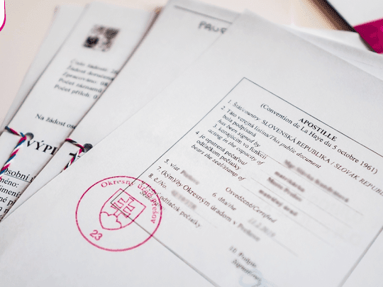 Document oficial cu ștampilă roșie, pregătit pentru obținerea apostilei de la Haga – servicii Babylon Consult