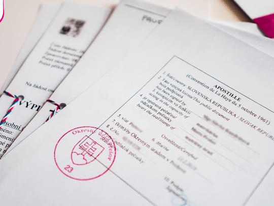 Document oficial cu ștampilă roșie, pregătit pentru obținerea apostilei de la Haga – servicii Babylon Consult